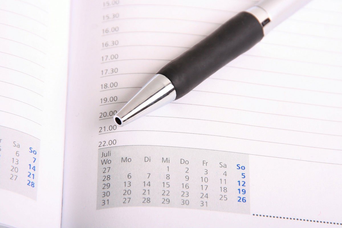 Kugelschreiber in aufgeschlagenem Kalender